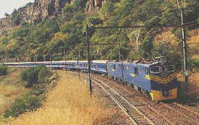 Blue Train in Landschaft